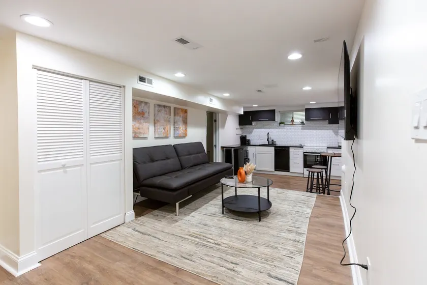 Cosy 2 bedroom at the heart of DC | FREE Parking - Image 1