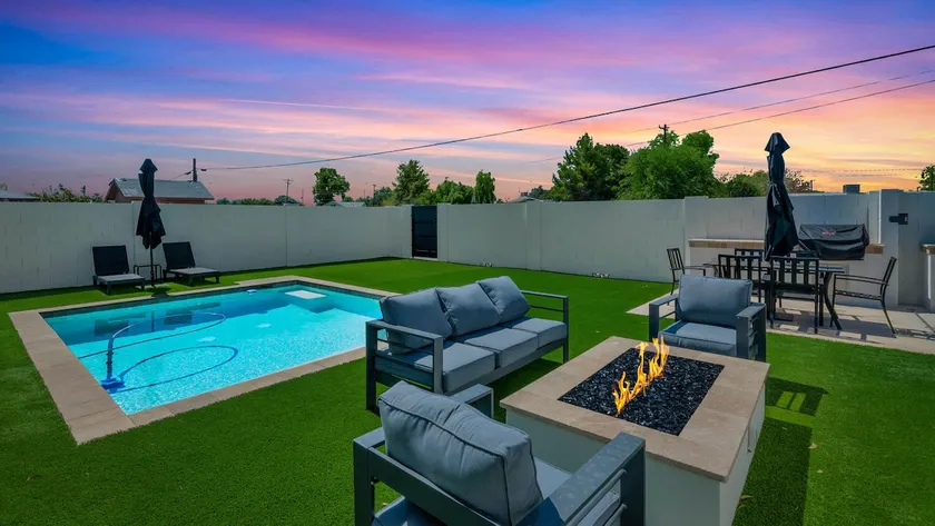 New Home in DT Gilbert-Heated Pool, Fire Pits, BBQ - Image 1