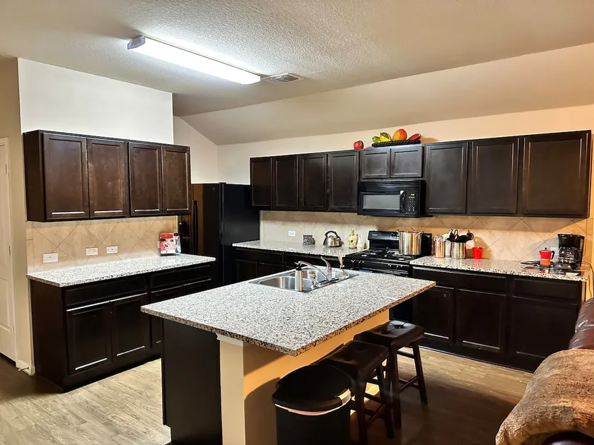 Spacious house, <20 min from Austin, COTA, Tesla H - Image 1