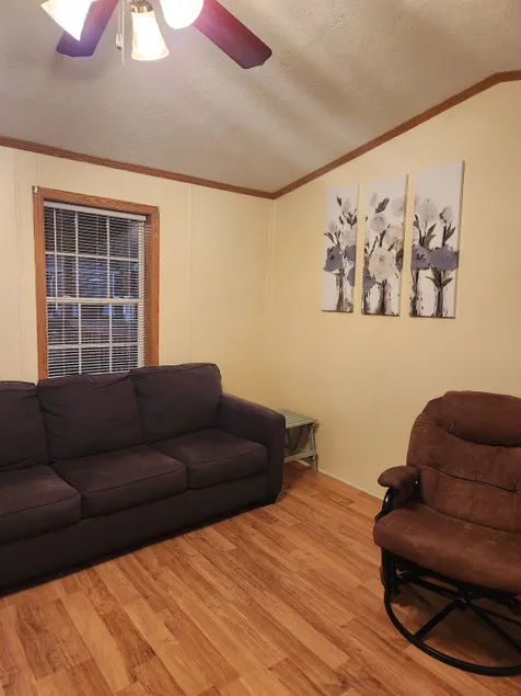 Lovely 2 bedroom home with indoor fireplace - Image 1