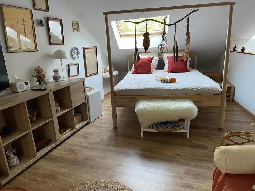 Beautiful Italian-style suite. - Image 1