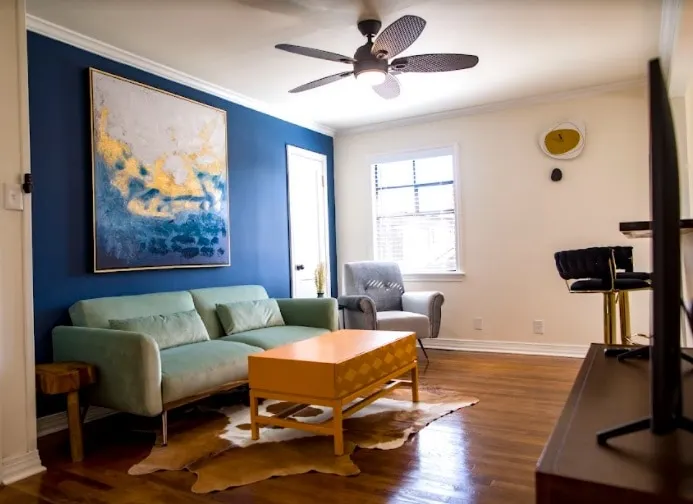 Downtown New 2bedroom apartment Free parking - Image 1