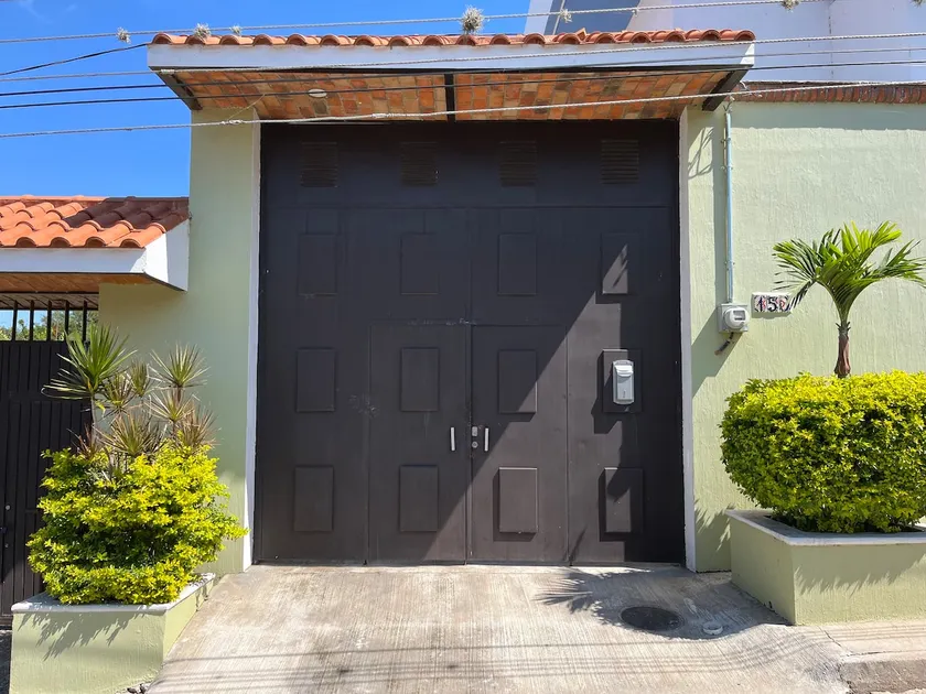 Lovely apartment with private parking - Image 1