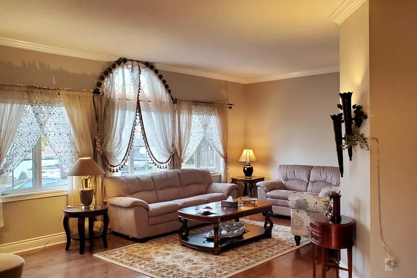 Modern & Spacious 2 Bedrooms+2 Bathrooms Bungalow in Oakville - Image 1