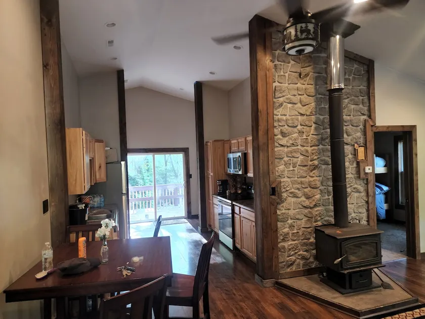 3 Bedroom, 2 bath cabin with deck and hot tub - Image 1