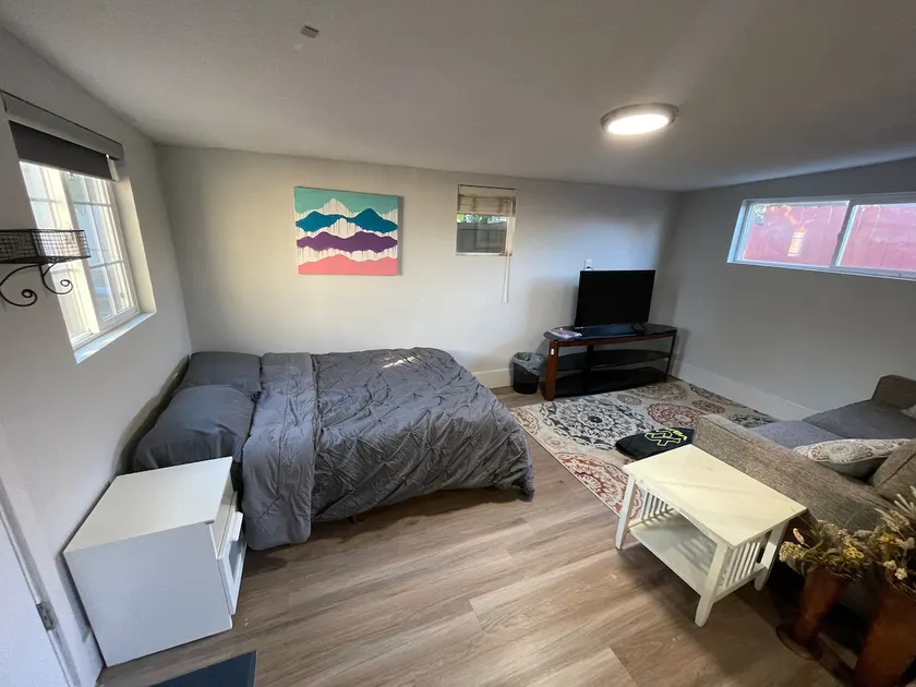 Bright and colorful Westwood studio - Image 1