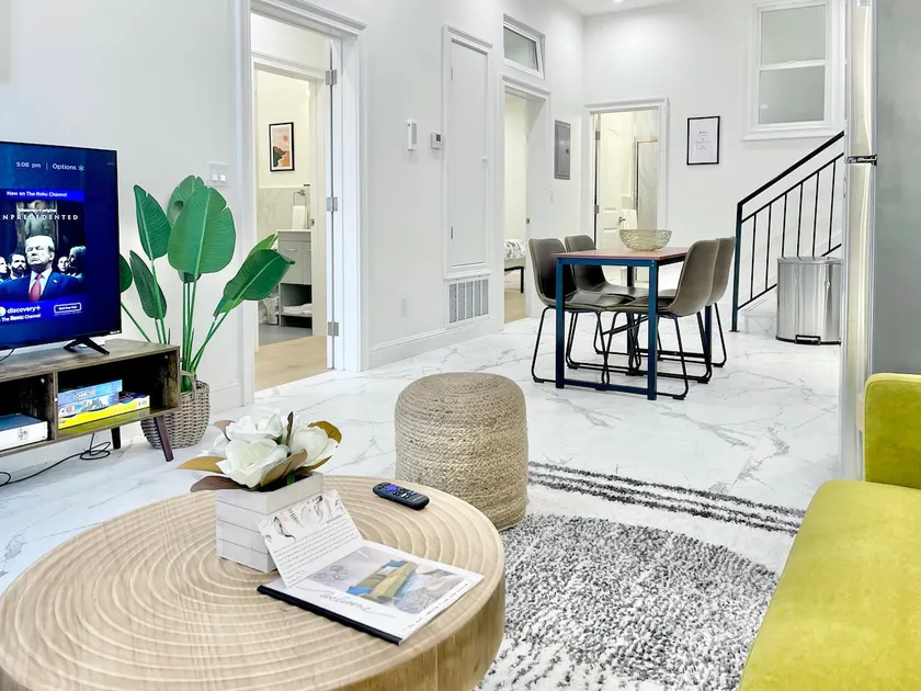 Luxe High Ceiling King Suite w/ Bay Views - Image 1