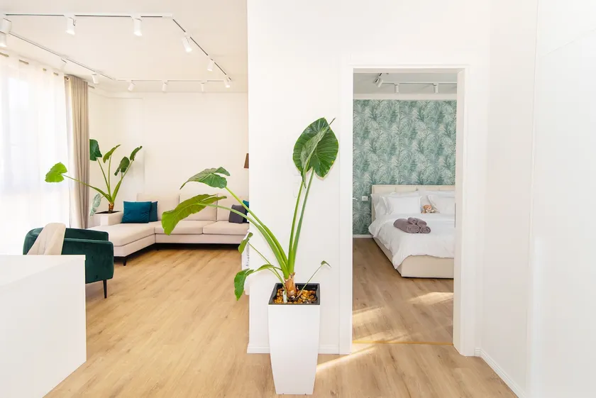Bright, central 1-bedroom with parking - Image 1