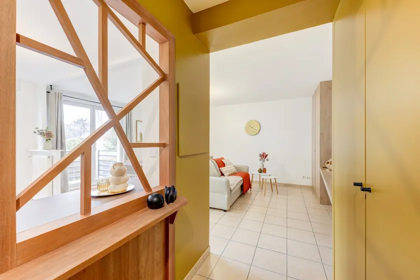Cozy 2-room apartment with parking and balcony - Image 1