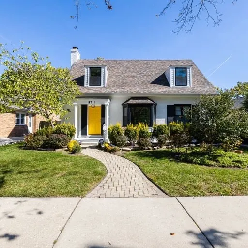 Luxe Haus of Love—Renovated 1938 Cape Cod —Heated FLRS - Image 1