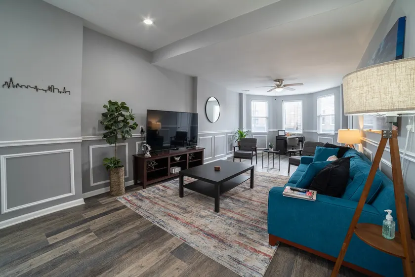 Spacious 3BR in Pilsen-FreeParking-2 min pink line - Image 1