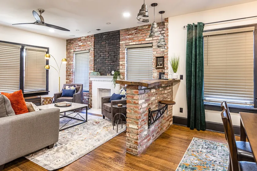 Pleasantly Plush - Quality and Comfort Downtown - Image 1