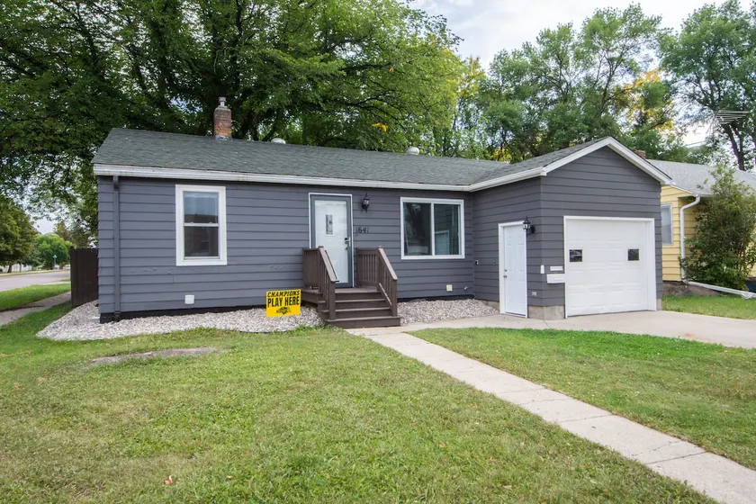 Amazing 2 Bedroom 1 Bathroom Upper Level Home - Image 1