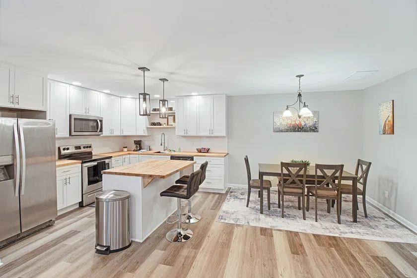 Warm and inviting townhome on quite cul-de-sac - Image 1