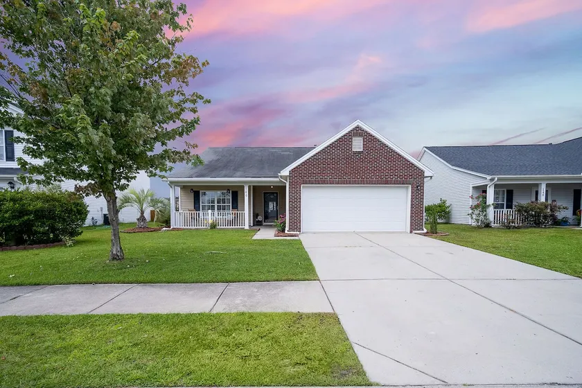 Cheerful 4 bedroom ranch w/ screen porch & fence. - Image 1