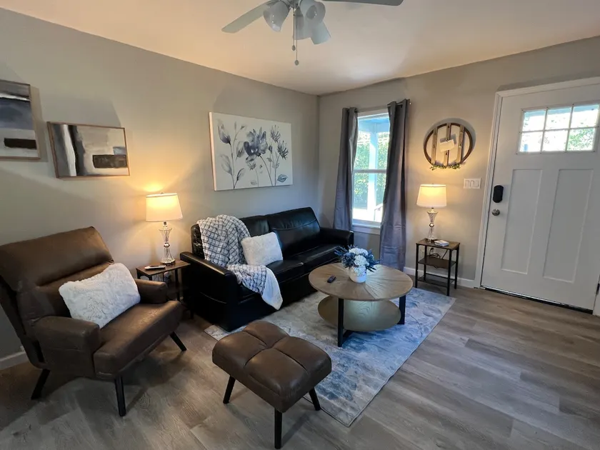 Cozy 1 bedroom 5 blocks from the square - Image 1