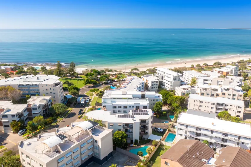 Modern 2br Beachside Apartment Kings Beach - Image 1