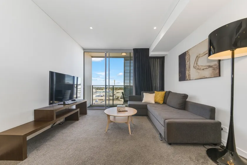 Central & Modern with Balcony and Free Parking - Image 1