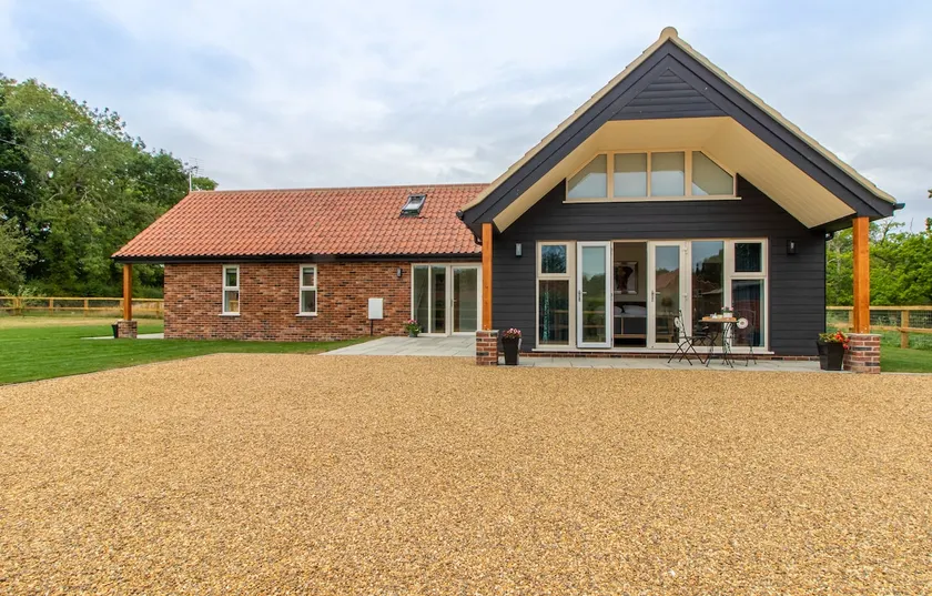Lodge with hot tub, rural location Free dayboat* - Image 1