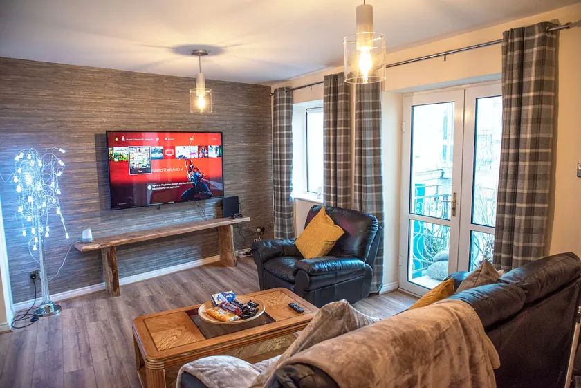 NEW Luxury 2bed Apartment FREE parking Town Centre - Image 1