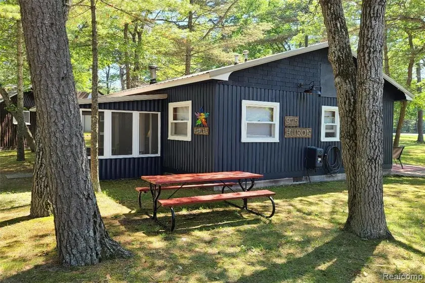 Spacious 3 bedroom cabin with electric fireplace. - Image 1