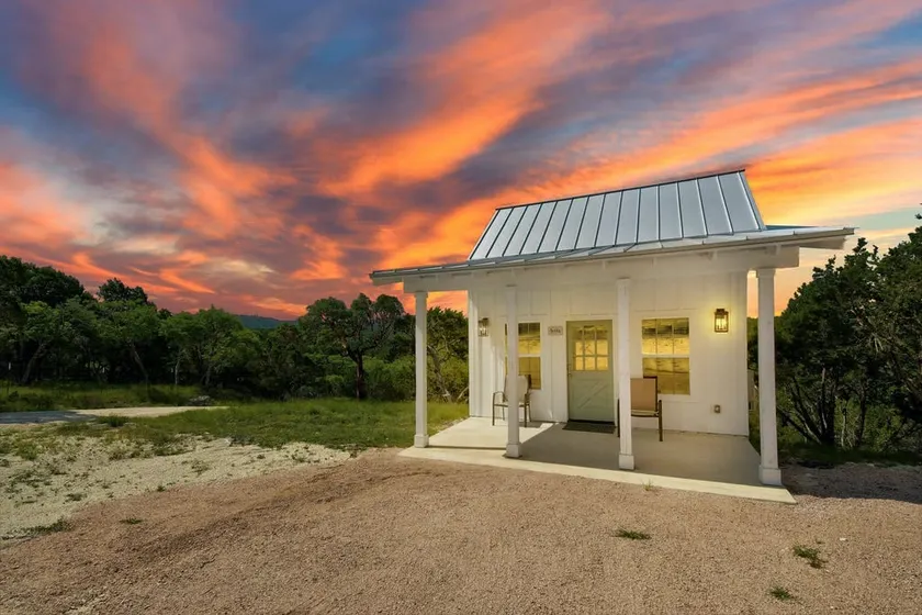 Secluded Retreat with Views for Miles “The Avita” - Image 1