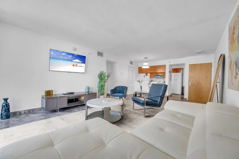 Iconic High floor 3 bedrooms in the heart of Miami - Image 1