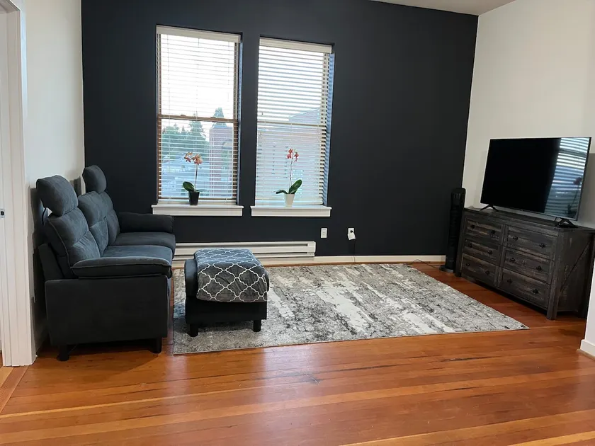 Lovely historic 2 Bedroom conveniently located - Image 1