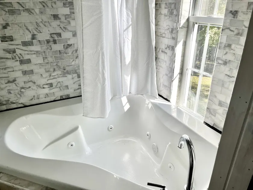 Huge Classy Upstairs Victorian Apt with Jetted Tub - Image 1