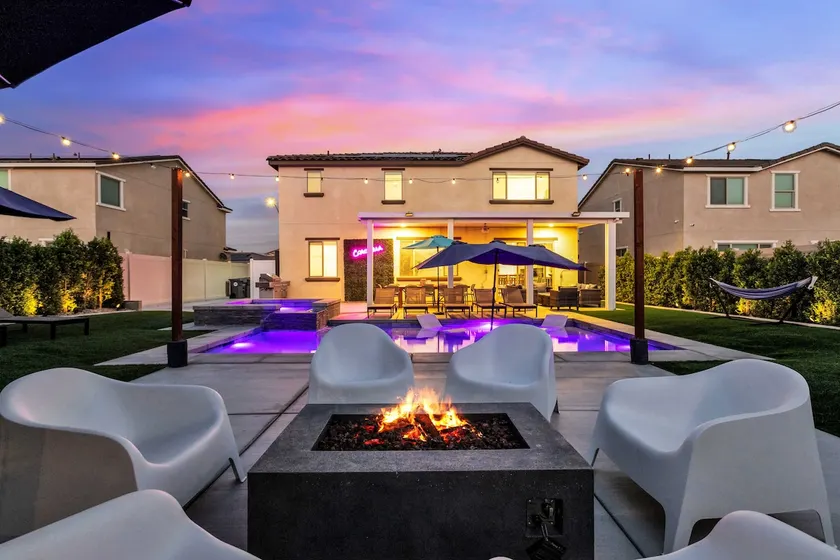 Big Pool, Spa, Mini Golf, BBQ, Fire pit, Sleeps 19 - Image 1
