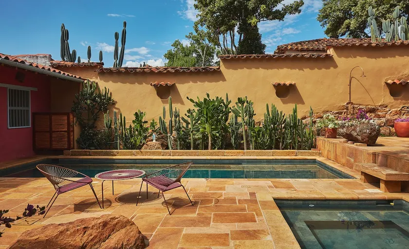 Spacious house with pool - Image 1