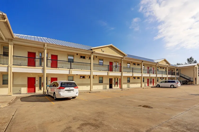 Need a two bedroom condo? this is it! Gated, C2005 - Image 1