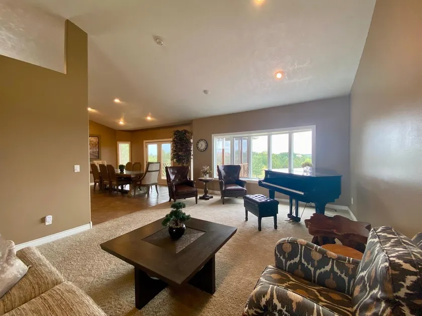 Spacious modern, cozy now offering 5 bedroom home. - Image 1