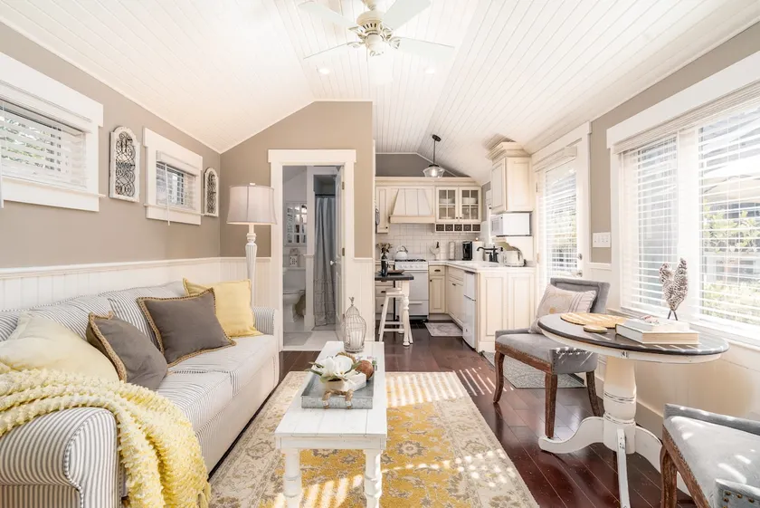 Luxurious Downtown Guest Cottage / 2 Beds / Garden Oasis - Image 1
