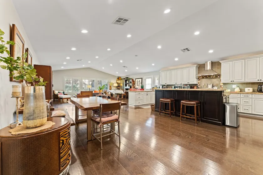 10% off Cozy 4-bedroom house with hardwood floor - Image 1