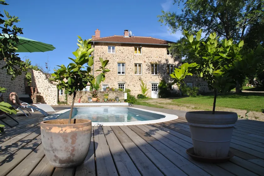 Warm peaceful oasis with summer pool - Image 1