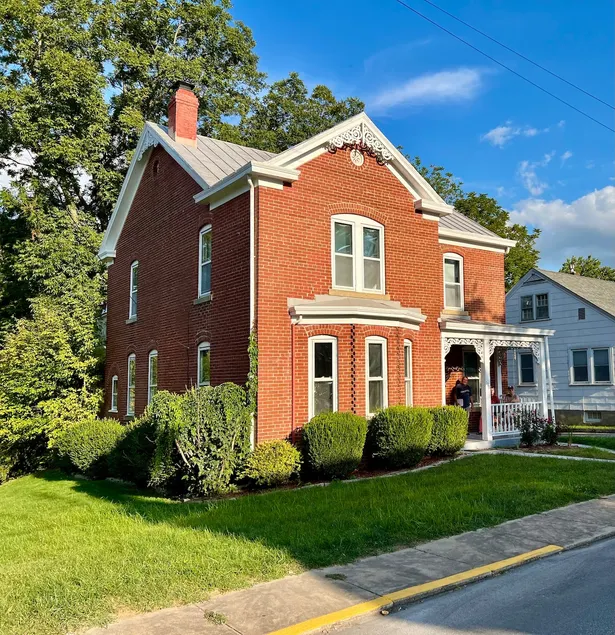 Gorgeous Historic Victorian - 4 bedrooms 2 bathrooms - 4 Blocks Walk to Town - Image 1