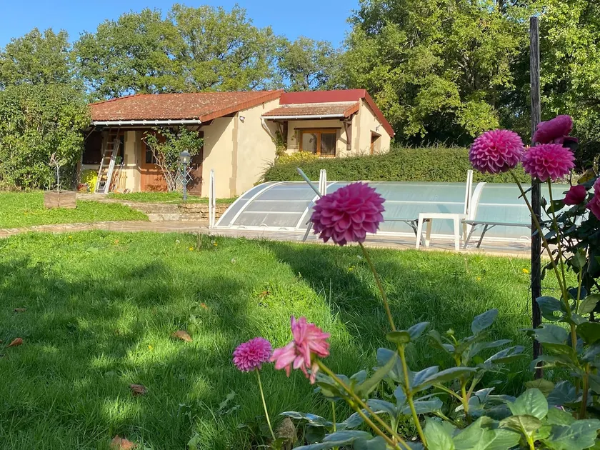 Independent accommodation in a green setting - Image 1