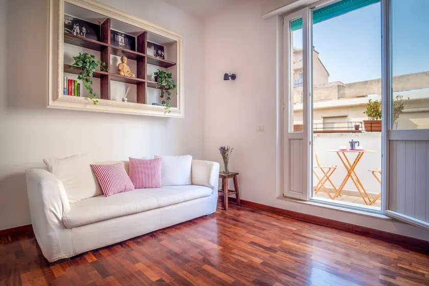 Close to the ferry terminal, free parking - Image 1