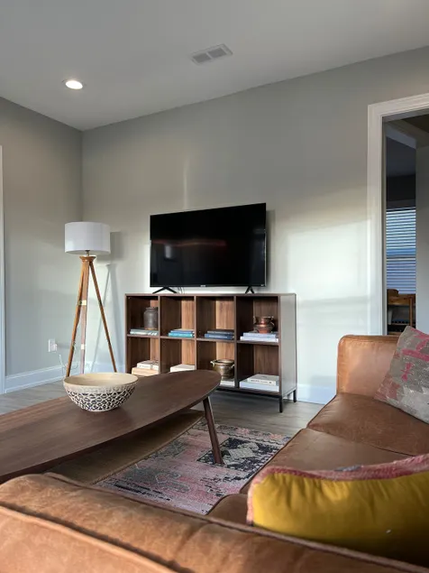 Bright & Airy 2 Bedroom Apartment in Buffalo, NY - Image 1