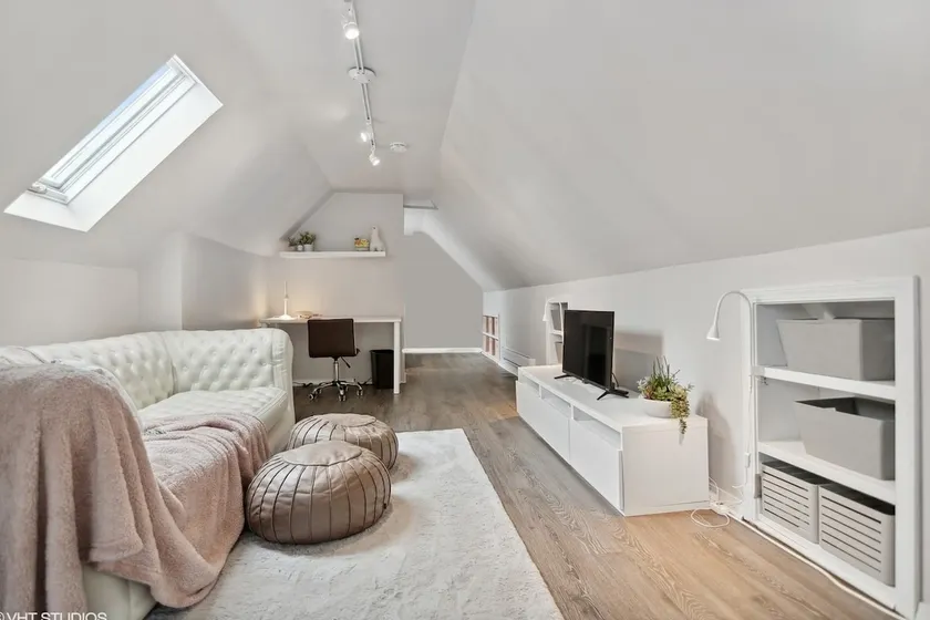Light and bright 3BD duplex in Avondale, Chicago - Image 1