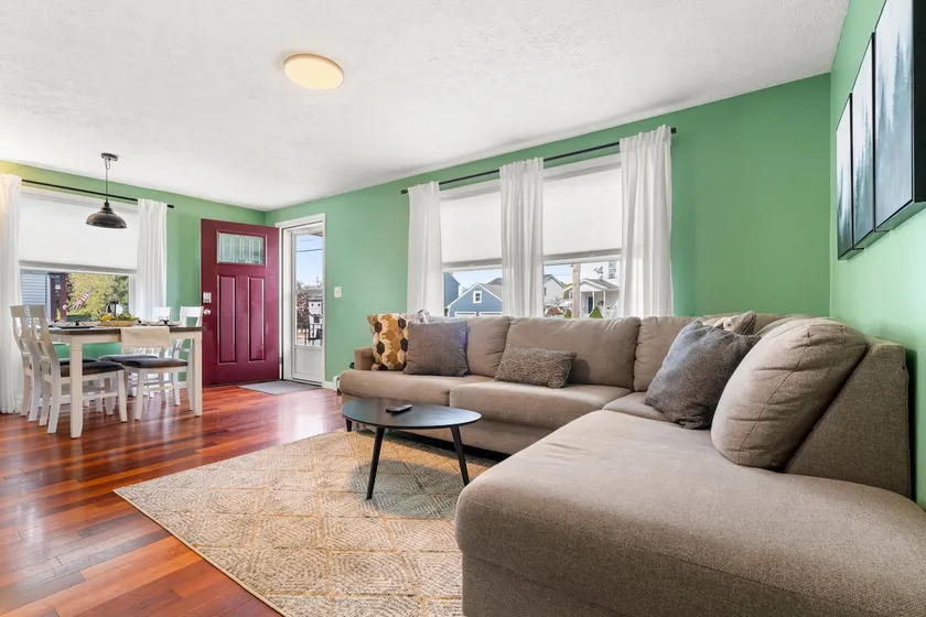 Large 3 floor Townhome with Patio, Backyard and Sauna - Image 1