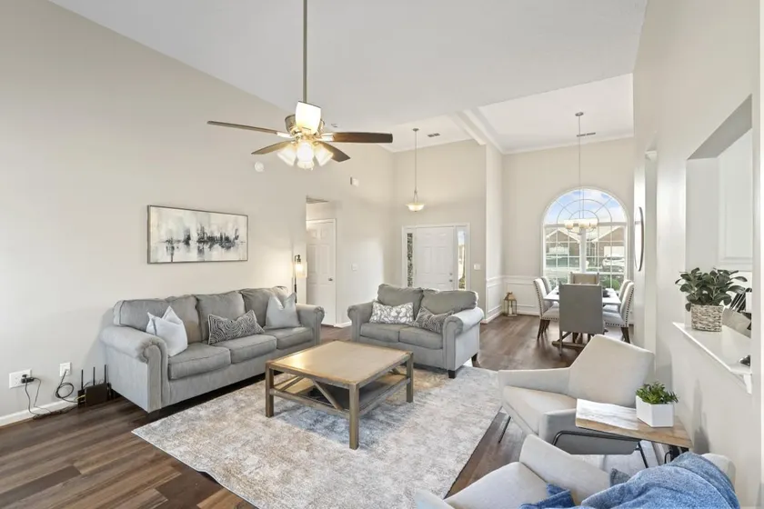 Gorgeous, updated 4 bedroom home that sleeps 10! - Image 1