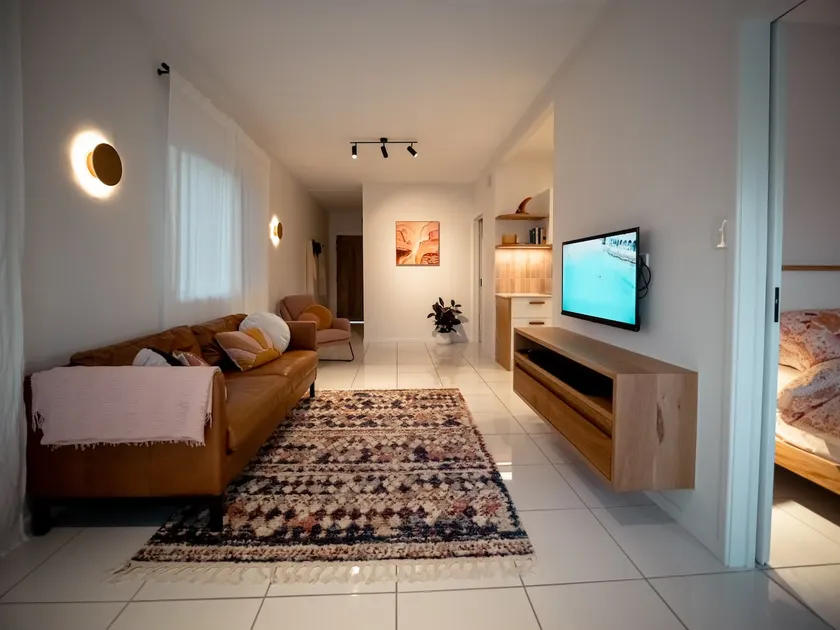 Retro Luxe Beachfront Apartment - Image 1