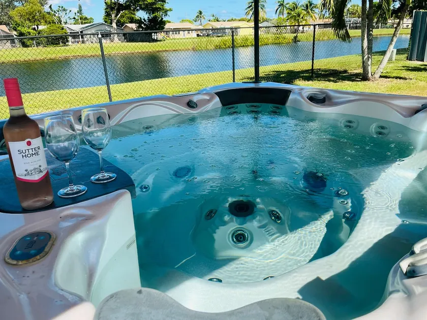 Beautiful house with jacuzzi and pool table! - Image 1