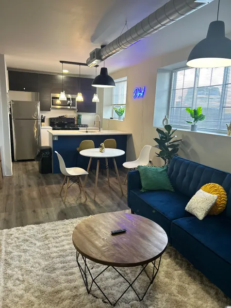 Modern Loft Apt in Historic Building/Free Parking - Image 1