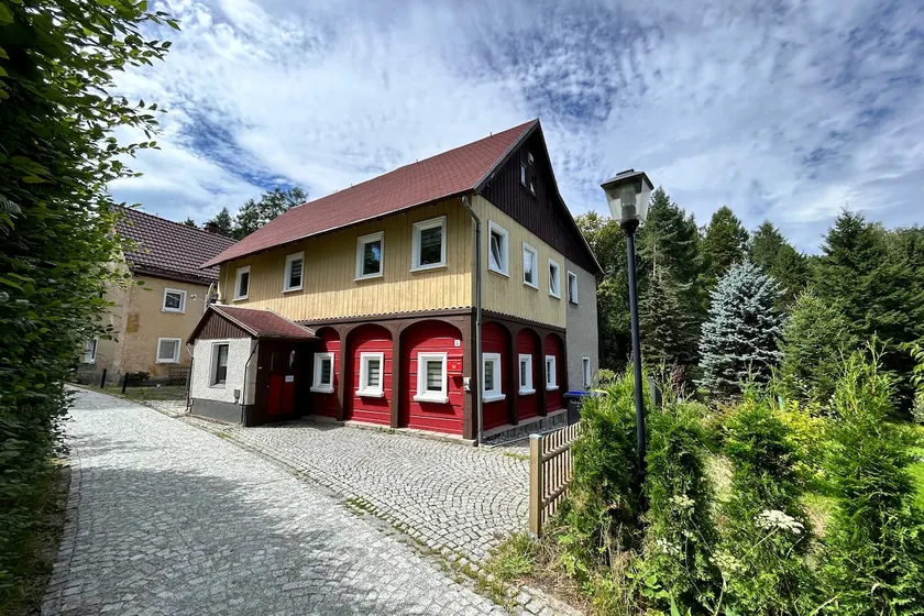 Dunja forest vacation home with hot tub, sauna and garden - Image 1