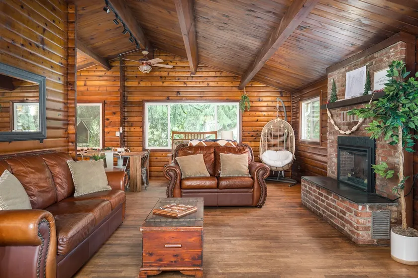 Alder Lodge: Game room, hot tub, BBQ, dogs-ok, 4br - Image 1