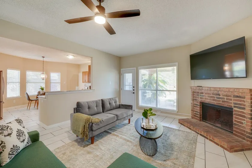 Melody Home near Grapevine, DFW Airport w backyard - Image 1
