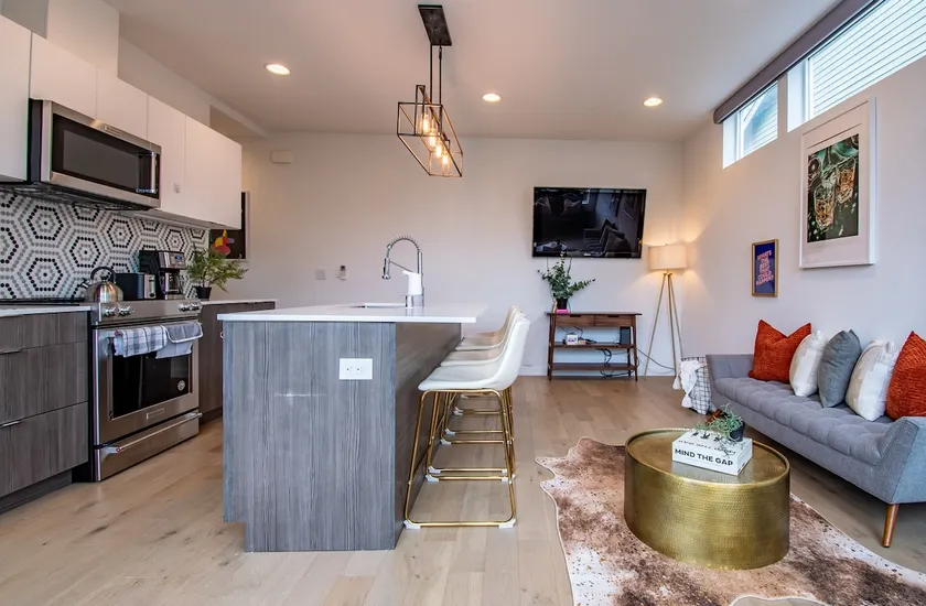 Modern 3 Bedroom Townhouse w/ Private Rooftop - Image 1